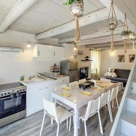 Stunning In With Kitchen * Saint-Floret